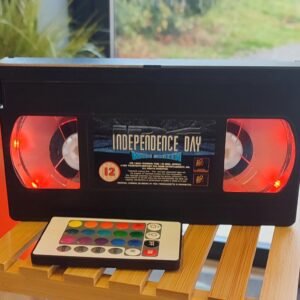 Voici une cassette VHS transformée en luminaire déco