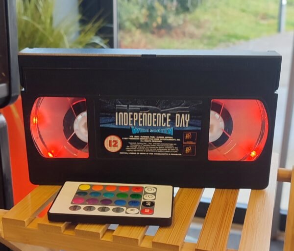 Voici une cassette VHS transformée en luminaire déco